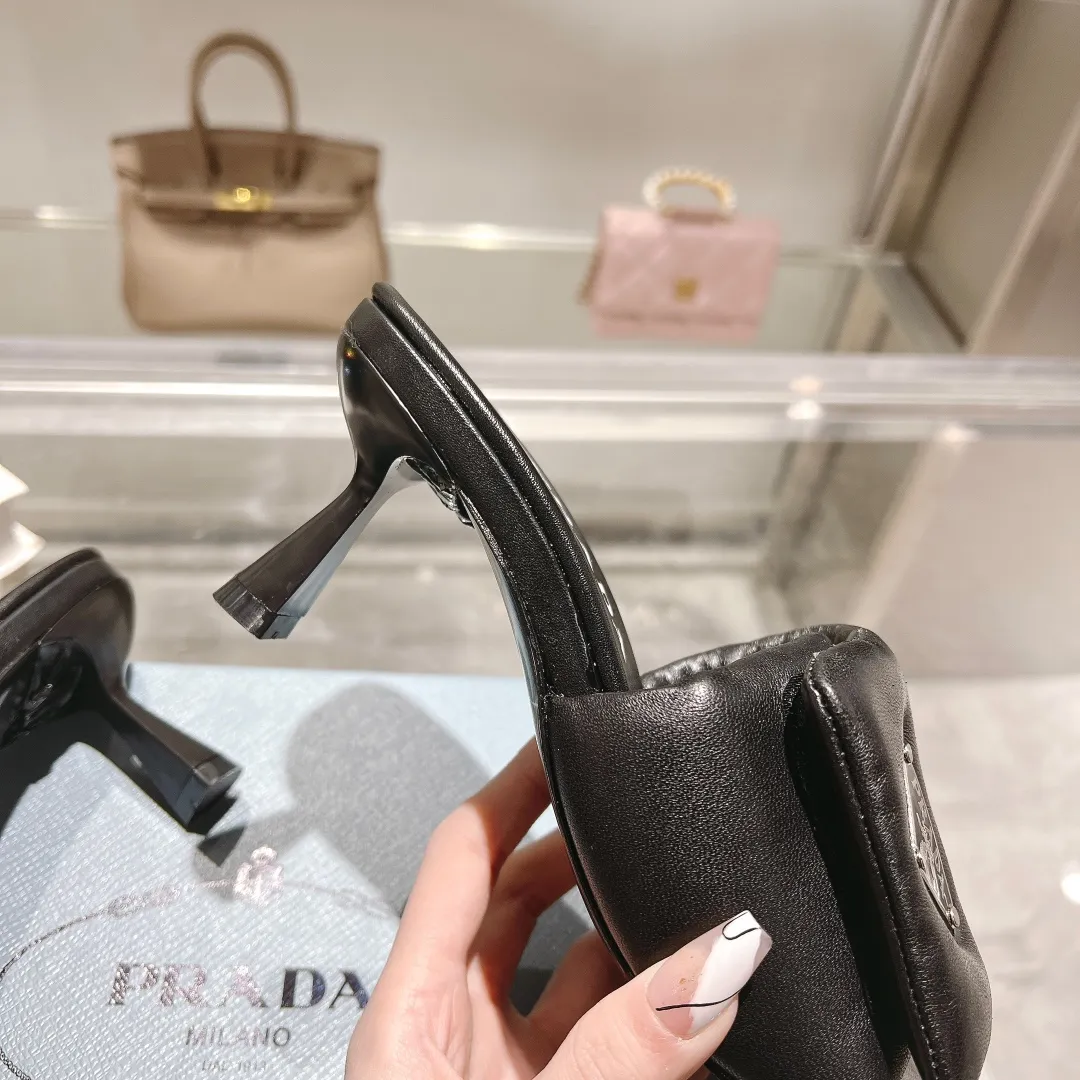 👟👟Ex-factory price 460👟👟 New hot model 🔥 🔥 🔥 4046SS Prada mid-heeled slippers. PRADA top version, original last, one-to-one zero-distance creation! Use the best materials to create the best shoes! Fabric: Imported sheepskin fabric Lining: Imported sheepskin lining Outsole: Really big Italian leather sole! Heel height: 6.5cm Size: 35-39